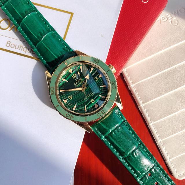 配盒 支持香港 美国直邮 新款 欧米茄海马系列青金石重磅来袭 1957年 欧米茄推出了一款专为潜水者特别设计的腕表 海马300腕表 如今 这款传奇腕表的经典设计